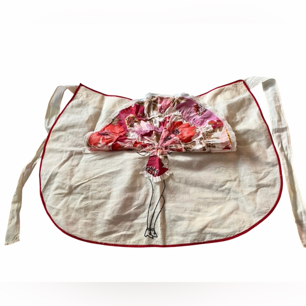 Vintage half apron with embroidered dancing lady 💃🏾 with a patchwork skirt - Picture 4 of 11